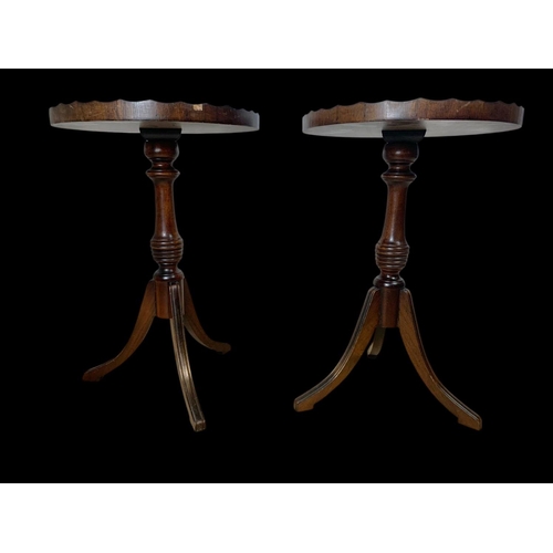 809 - A pair of mahogany wine tables/side tables. 46 x 37 x 56.5cm.