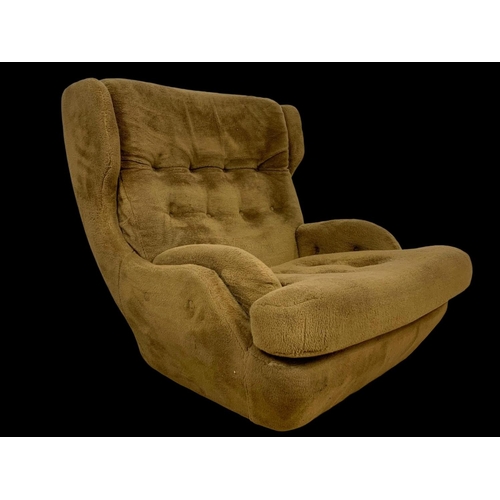 843 - A large vintage armchair by Englender. Fratelli Collection. 88 x 101 x 84cm.