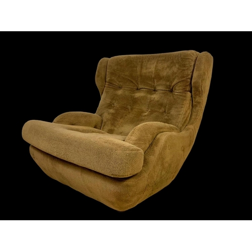 843 - A large vintage armchair by Englender. Fratelli Collection. 88 x 101 x 84cm.