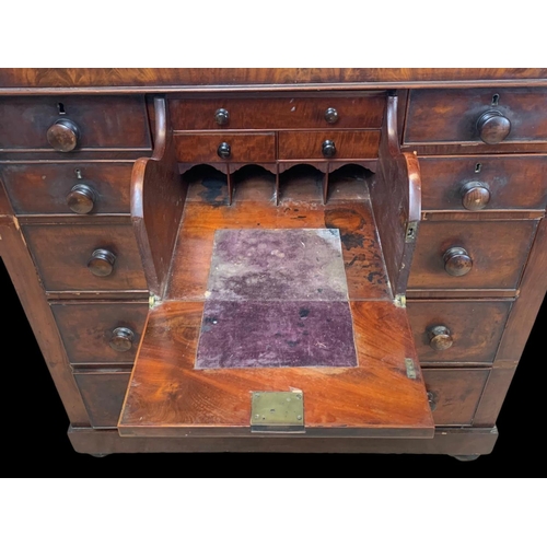 846 - A large Victorian mahogany secretaire chest of drawers. Circa 1860-1870. 124.5 x 56 x 125cm.