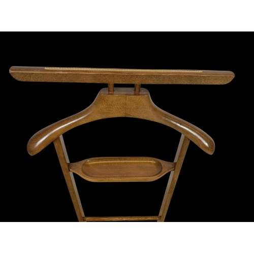 852 - A vintage gents valet stand