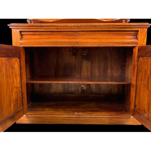 863 - A Victorian style elm chiffonier. With craved gallery, 2 drawers and a 2 drawer cupboard. 122 x 52 x... 