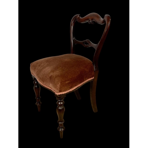 889 - A set of 6 Victorian mahogany chairs. Circa 1860.