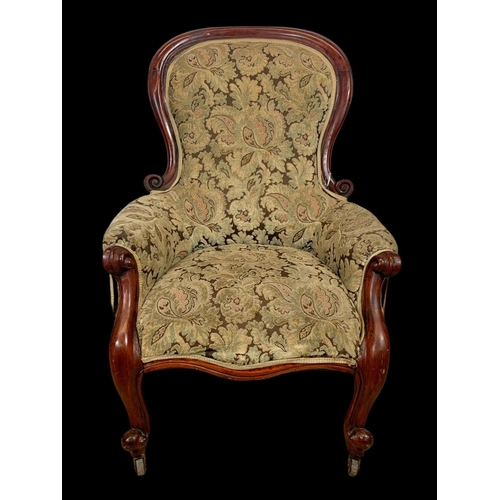 929 - A large Victorian mahogany spoon back armchair. 71 x 62 x 103.5cm.