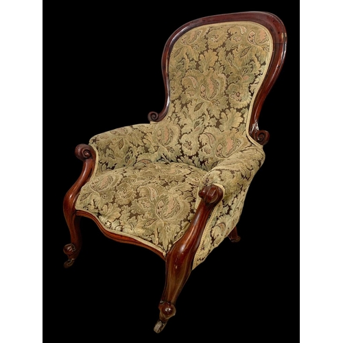 929 - A large Victorian mahogany spoon back armchair. 71 x 62 x 103.5cm.