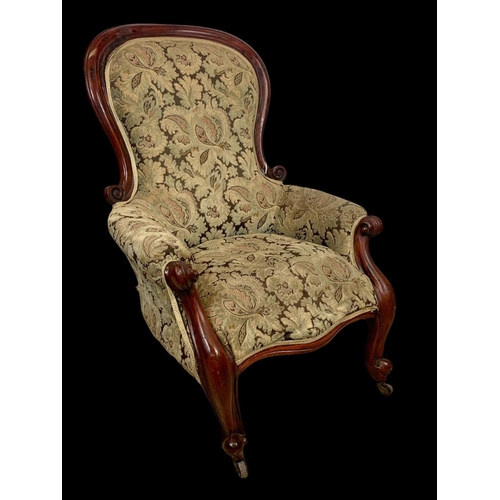 929 - A large Victorian mahogany spoon back armchair. 71 x 62 x 103.5cm.