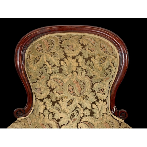 929 - A large Victorian mahogany spoon back armchair. 71 x 62 x 103.5cm.