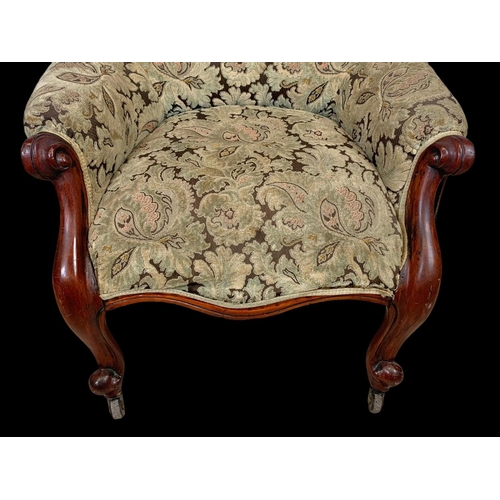 929 - A large Victorian mahogany spoon back armchair. 71 x 62 x 103.5cm.