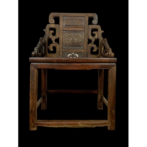 941 - A 17th century style Chinese armchair. 59 x 43.5 x 91.5cm