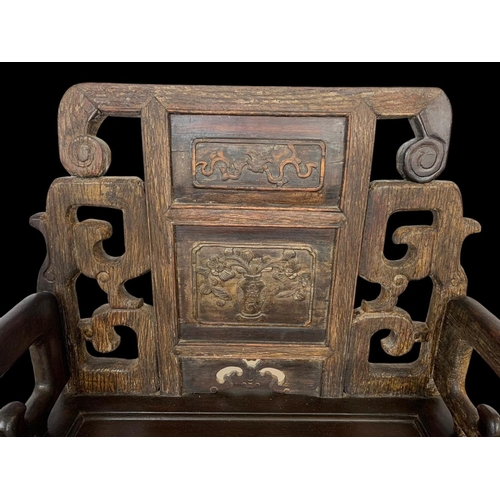 941 - A 17th century style Chinese armchair. 59 x 43.5 x 91.5cm