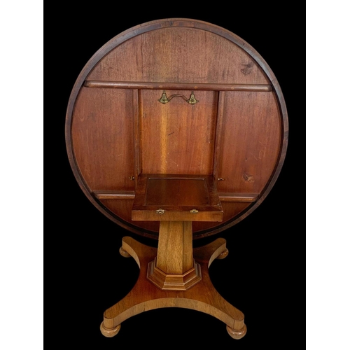 944 - A large William IV rosewood tilt top breakfast table. 136 x 73.5cm.