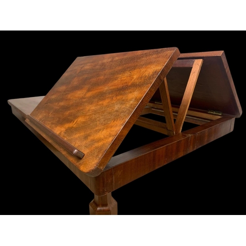 951 - A William IV mahogany table. Circa 1835. 76.5 x 51 x 77cm