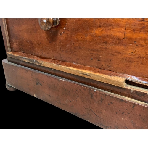 975 - A Victorian mahogany chest of drawers. 108 x 50 x 114cm.