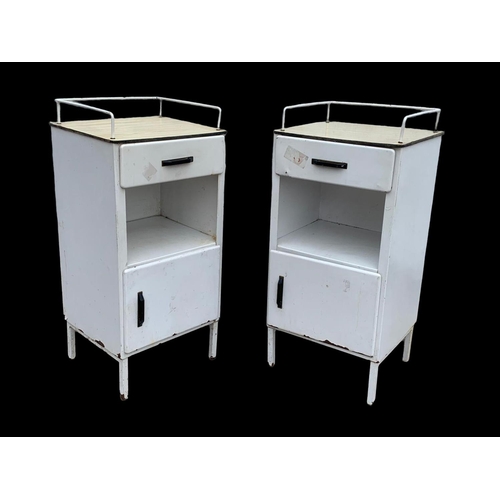 1018 - A pair of vintage medical cabinets. Circa 1950. 41 x 36 x 81.5cm.