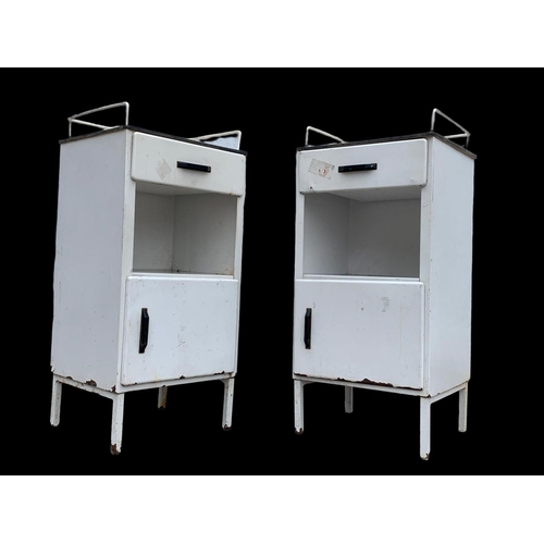 1018 - A pair of vintage medical cabinets. Circa 1950. 41 x 36 x 81.5cm.