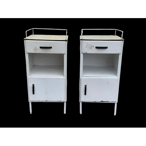 1018 - A pair of vintage medical cabinets. Circa 1950. 41 x 36 x 81.5cm.