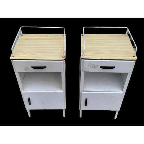 1018 - A pair of vintage medical cabinets. Circa 1950. 41 x 36 x 81.5cm.