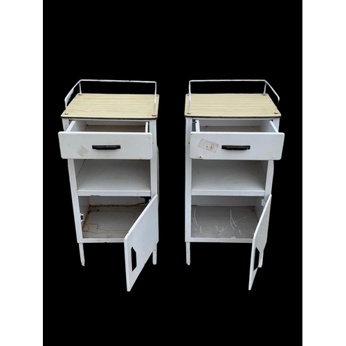 1018 - A pair of vintage medical cabinets. Circa 1950. 41 x 36 x 81.5cm.