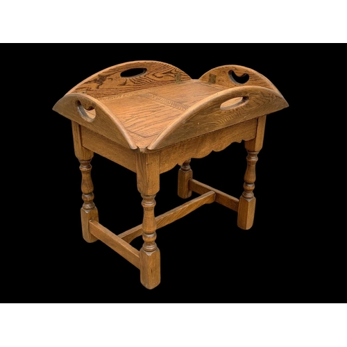 1022 - An Old Charm oak butlers tray on stand. Unextended 62.5 x 45 x 55cm.