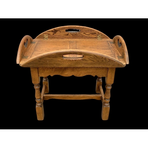 1022 - An Old Charm oak butlers tray on stand. Unextended 62.5 x 45 x 55cm.