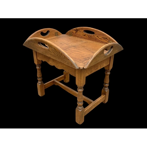 1022 - An Old Charm oak butlers tray on stand. Unextended 62.5 x 45 x 55cm.