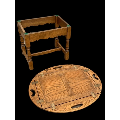 1022 - An Old Charm oak butlers tray on stand. Unextended 62.5 x 45 x 55cm.