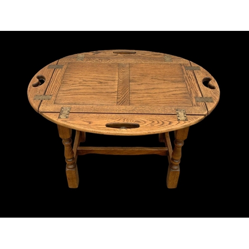 1022 - An Old Charm oak butlers tray on stand. Unextended 62.5 x 45 x 55cm.