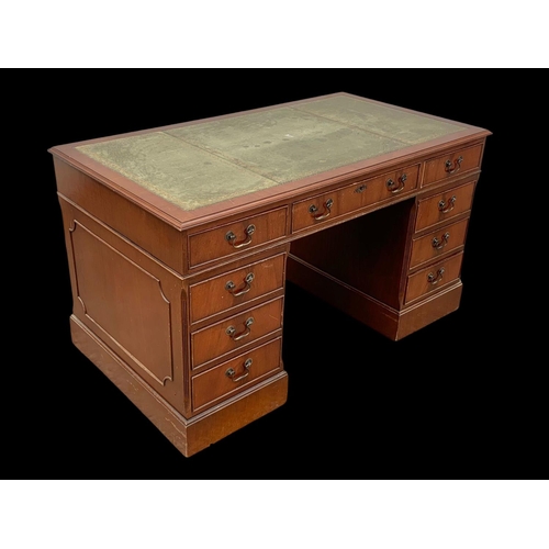 1027 - A Georgian style mahogany leather top pedestal desk. 138 x 76.5 x 77cm.