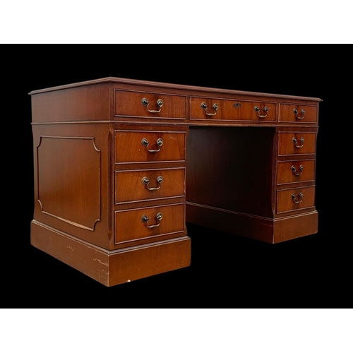 1027 - A Georgian style mahogany leather top pedestal desk. 138 x 76.5 x 77cm.