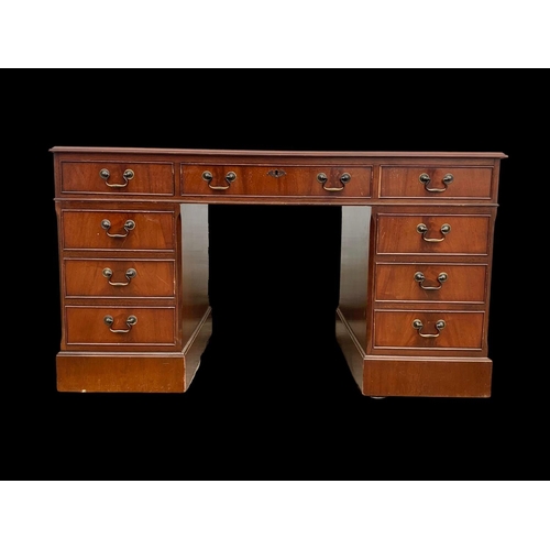 1027 - A Georgian style mahogany leather top pedestal desk. 138 x 76.5 x 77cm.