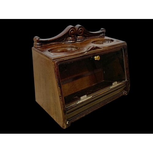 211 - An early 20th century cigar display case. 39 x 21 x 31cm.