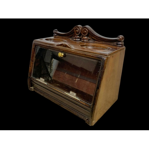 211 - An early 20th century cigar display case. 39 x 21 x 31cm.