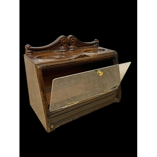 211 - An early 20th century cigar display case. 39 x 21 x 31cm.