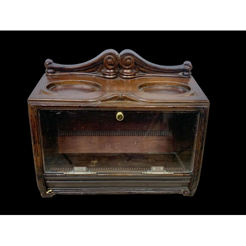 211 - An early 20th century cigar display case. 39 x 21 x 31cm.