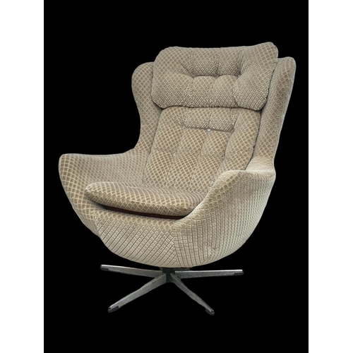 835 - A vintage swivel egg chair. Mid century. Circa 1960. 86 x 97 x 100cm