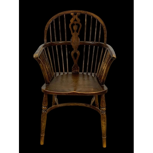 888 - An early 20th century elm and beech Windsor armchair. In the 18th century style. Circa 1900-1920. 52... 