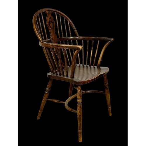 888 - An early 20th century elm and beech Windsor armchair. In the 18th century style. Circa 1900-1920. 52... 