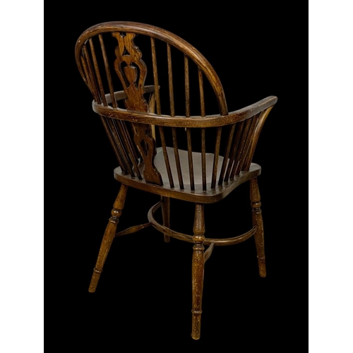 888 - An early 20th century elm and beech Windsor armchair. In the 18th century style. Circa 1900-1920. 52... 