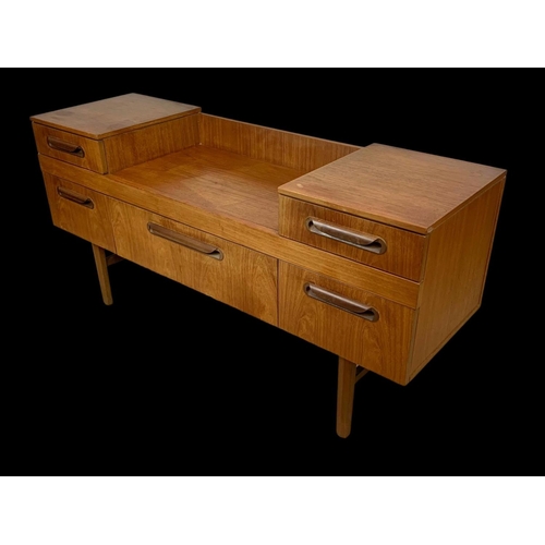 954 - A teak dressing table/sideboard with 5 drawers. Mid century. Circa 1970. 137 x 42 x 66.5cm.