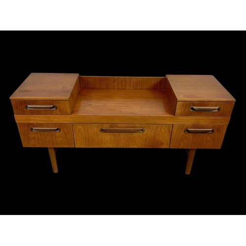 954 - A teak dressing table/sideboard with 5 drawers. Mid century. Circa 1970. 137 x 42 x 66.5cm.