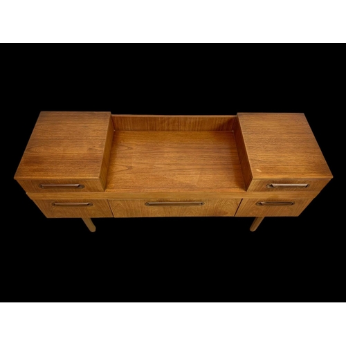 954 - A teak dressing table/sideboard with 5 drawers. Mid century. Circa 1970. 137 x 42 x 66.5cm.