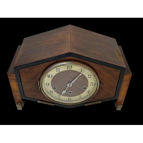 247 - A vintage mantle clock with key and pendulum. 33 x 16 x 22cm.