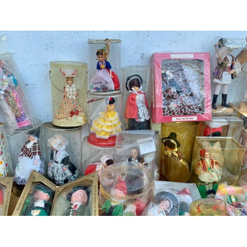 321 - A quantity of vintage dolls.