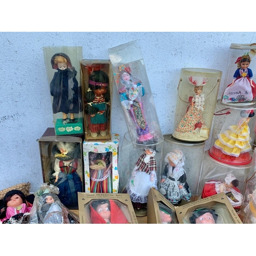 321 - A quantity of vintage dolls.