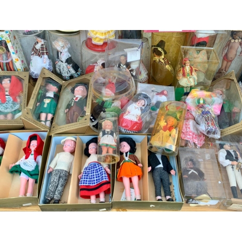 321 - A quantity of vintage dolls.