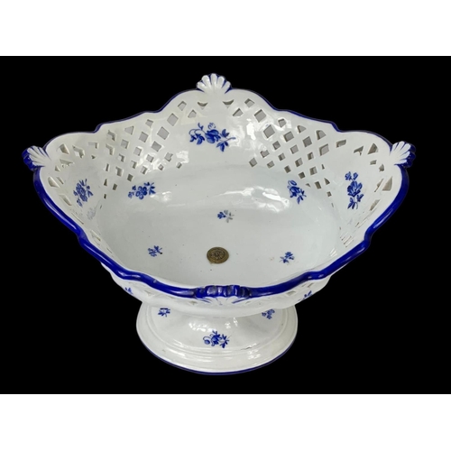 581 - A Meissen porcelain comport bowl. 27 x 25 x 19cm.