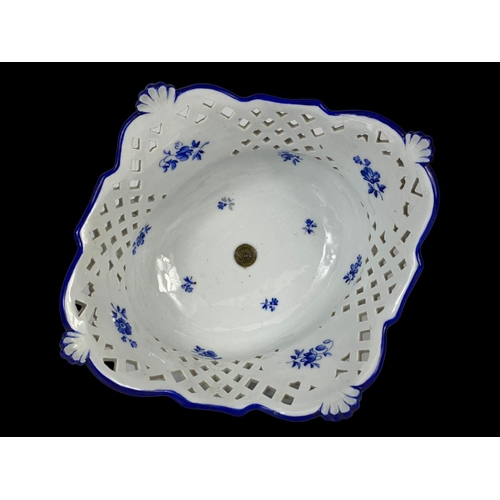 581 - A Meissen porcelain comport bowl. 27 x 25 x 19cm.