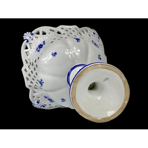 581 - A Meissen porcelain comport bowl. 27 x 25 x 19cm.