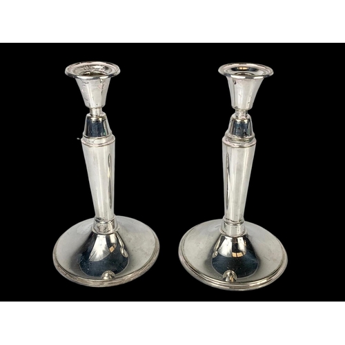 605 - A pair of Walker & Hall silver plated candlesticks, 21cm