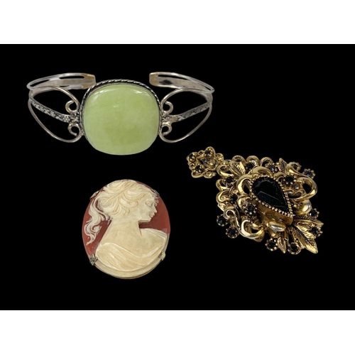 673 - 3 pieces of jewellery. A vintage morning brooch, a cameo and a bracelet.